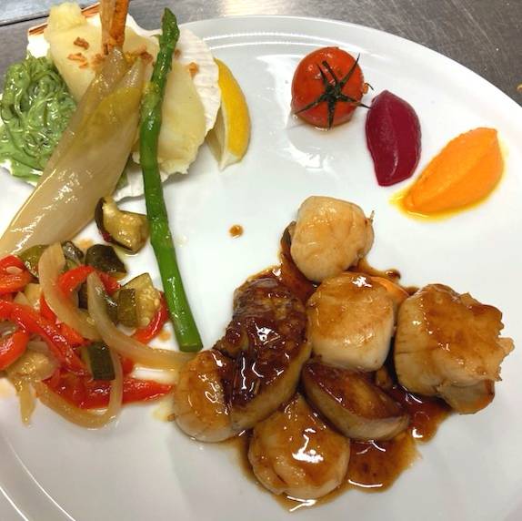 Les Saints Jacques & foie gras poêlé avec légumes de saison à la carte du restaurant la Peniche de Sète 