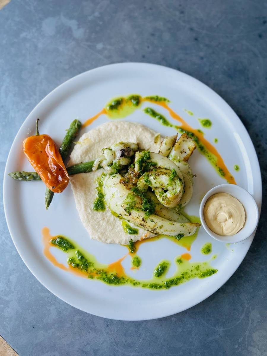 Restaurant de poisson frais et coquillages sur une péniche dans le centre ville de Sète